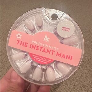 Olive & June Medium Lavendar Shimmer French Press-On Nails